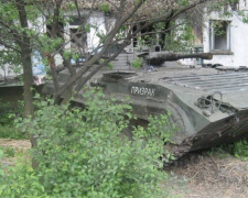 Война без правил: боевые бронемашины стоят в жилых районах Донбасса