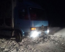 На дорогах Донецкой области спасатели  вызволили из созданных непогодой &quot;ловушек&quot; 10  машин