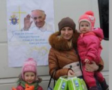 &quot;Папа для Украины&quot;: живущие на линии фронта 2600 родителей и детей получили средства гигиены и продукты
