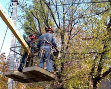 Аварийные ветки - долой: коммунальщики Авдеевки расчищают электросети (ФОТО)