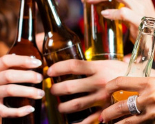 Полиция и подростки напомнили  жителям Авдеевки  о запрете распития алкоголя  на остановках и в парках