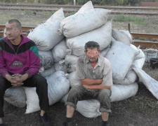 Воры на железной дороге: в Донецкой области охотятся на уголь и металл (ФОТО)