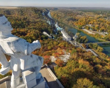 В сети показали невероятную панораму, которая открывается с памятника Артему в Святогорске (ФОТО)