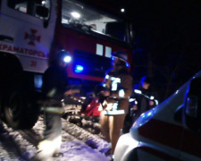 Спасатели помогли водителям грузовика и &quot;скорой помощи&quot; проехать по дорогам Донецкой области