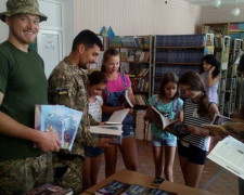 В учебные заведения Авдеевки привезли книги и наборы для творчества (ФОТОФАКТ)
