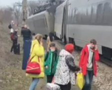 Поезд &quot;Интерсити&quot;, который следовал из Киева, сошел с рельсов ( ВИДЕО)