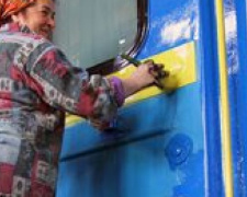 Донецкая железная дорога до конца месяца покрасит 15 электричек