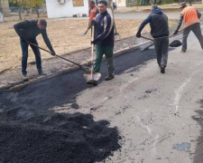 В Авдеевке продолжают ремонтировать дороги