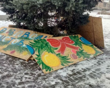 В Авдеевке атаковали елку: опубликованы фото