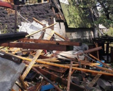Прифронтовая Марьинка содрогается от взрывов: разрушено здание (ФОТО)