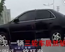 Сеть удивил перевозивший авто на мотоцикле китаец (ВИДЕО)