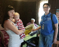 В Авдеевке помогают молодой маме, живущей рядом с промзоной