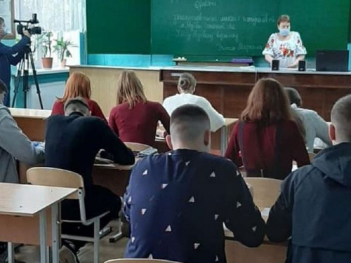 В Авдеевке школьники и учителя написали Всеукраинский радиодиктант единства.