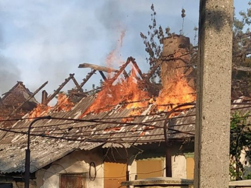 «Братский» обстрел: на Донбассе горят жилые дома (ФОТО)