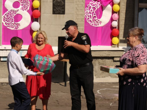 В Авдеевке полицейские поздравили школу с юбилеем (ФОТО)