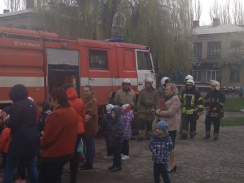 В Авдеевке эвакуировали более 130 детей: появились фото