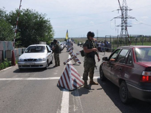 На КПВВ Донбасса растут очереди автотранспорта