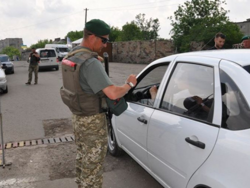 На КПВВ Донбасса у граждан изъяли комплектующие к оружию и крупную партию контрабанды