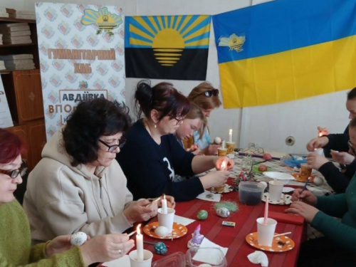 Великоднє диво своїми руками: в Кам&#039;янському для авдіївців провели майстер-клас з писанкарства