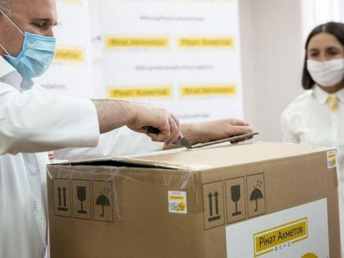 Фонд Рината Ахметова передал Институту сердца МОЗ Украины анализатор проб на коронавирус с тест-картриджами