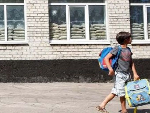 Донбасс под обстрелами: пострадали школы, есть жертвы среди мирного населения