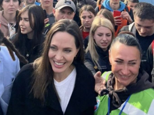 Анджеліна Джолі зустріла пасажирів евакуаційного поїзда з Покровська