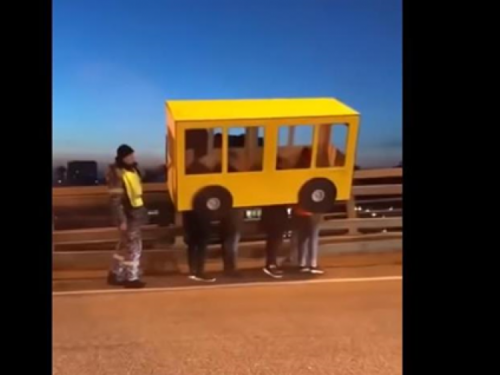 Пешеходы "проехали" по мосту в костюме автобуса (ВИДЕО)