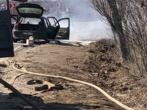 Под Авдеевкой сгорел автомобиль Volkswagen Golf (ВИДЕО)