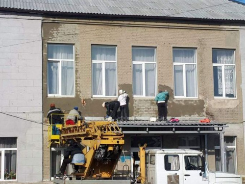 В старой части Авдеевки обновляют фасад одной из школ (ФОТОФАКТ)