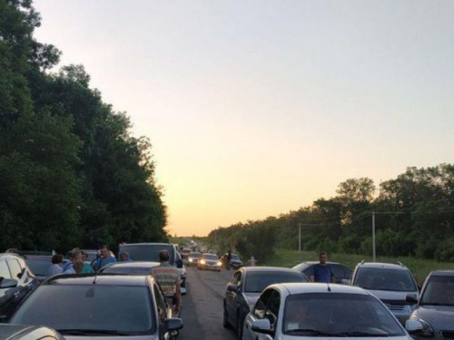 На Донетчине более 200 автомобилей скопились утром в очередях на КПВВ