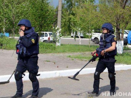 Авдеевские полицейские обезвредили три гранаты на кладбище 