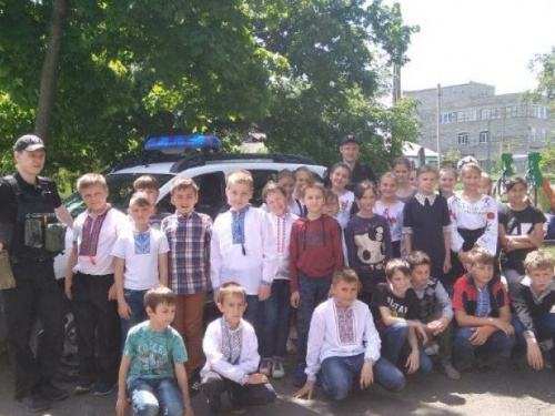 Авдеевский полицейские напомнили школьникам правила дорожного движения