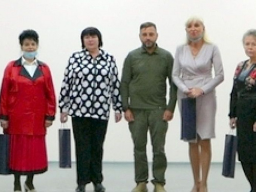 Руководитель военно-гражданской администрации Авдеевки поздравил работников образования с профессиональным праздником