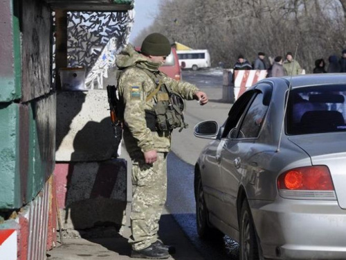 Пятнадцати людям не удалось пересечь линию соприкосновения на Донбассе