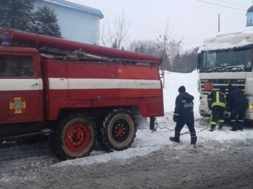 На Донетчине спасают заложников снегопада: появилось видео