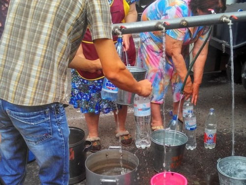  Оставшиеся без водоснабжения города и поселки Донецкой области спасаются привозной водой(ФОТО) 