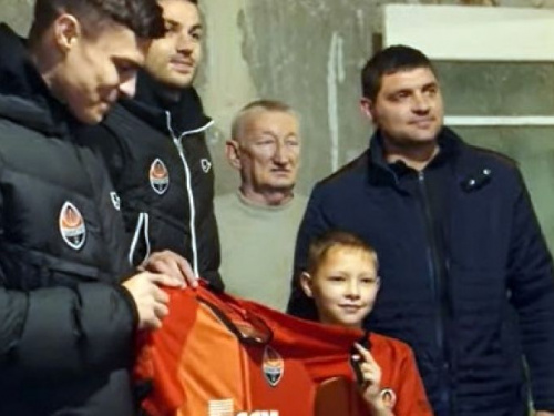 Игроки "Шахтера" побывали в гостях у юного футболиста из Авдеевки