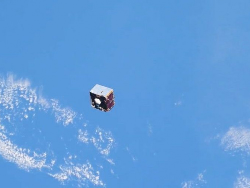 Космонавт увидел спутник странной формы, выглянув в иллюминатор (ВИДЕО)