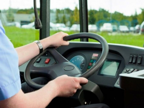 Водители автобусов и грузовиков будут пересдавать на права каждые 5 лет