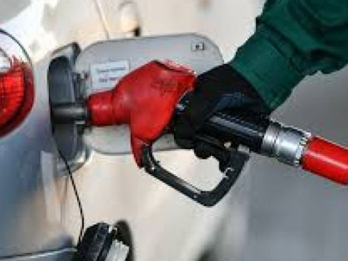 Уперше за довгий час: в Україні стрімко падають ціни на бензин