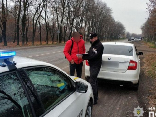 Полицейские на проспекте в Авдеевке провели беседы с нарушителями правил дорожного движения