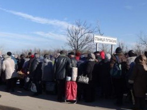 Донбасские блокпосты и КПВВ: сотни человек в очередях и обледеневший мост