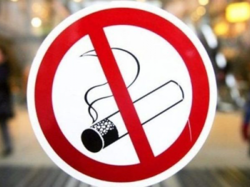 Завтра в Україні почнуть штрафувати за будь-яке куріння у громадських місцях