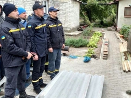 В Авдіївці відзначили рятувальників, які лагодили дахи пошкоджених будинків городян