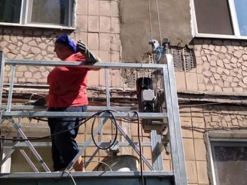 В Авдіївці комунальники ремонтують будинки (ФОТОФАКТ)