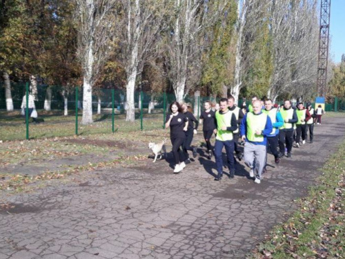 Полиция и дети приобщились в Авдеевке к спортивному марафону