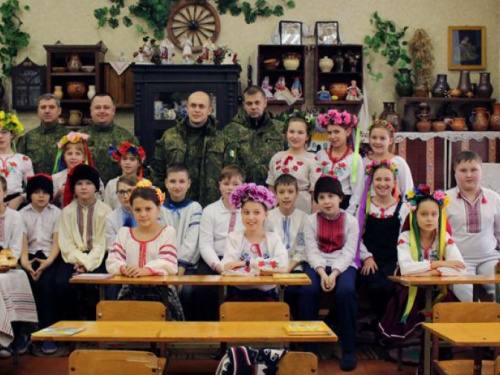 Школьники Авдеевки устроили представление для полицейских (ФОТО)