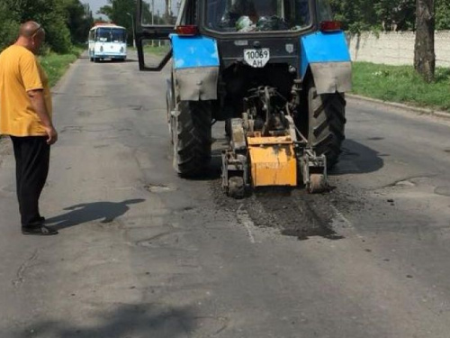 Фотофакт: в Авдеевке идет дорожный ремонт