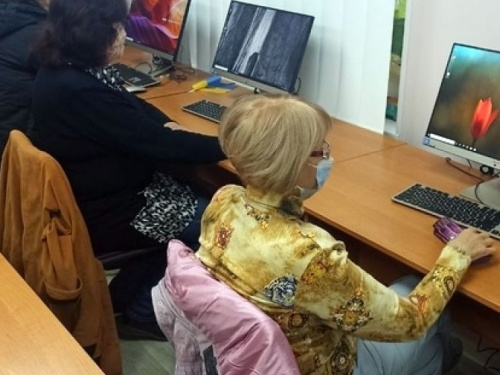 Авдіївці поважного віку вивчають ази інформаційних технологій