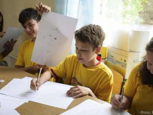 Детям Донбасса с помощью творчества помогают преодолевать страх